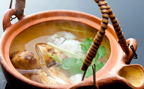 脂ののった名残の鱧とともに「松茸の土瓶蒸し」 脂ののった名残の鱧とともに「松茸の土瓶蒸し」