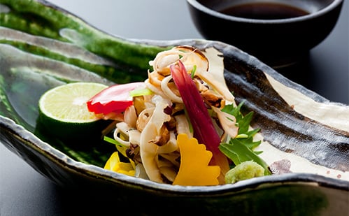 白身魚昆布〆と細くさいた焼マツの「深山和え」 白身魚昆布〆と細くさいた焼マツの「深山和え」