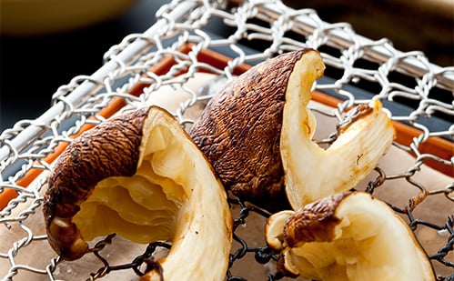 フレッシュな歯ごたえに舌鼓「松茸炭火焼」 フレッシュな歯ごたえに舌鼓「松茸炭火焼」