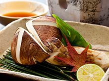 秋の味覚「松茸」を二つの味わいで・・・松茸土瓶蒸しと焼松茸付き懐石