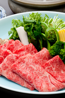 その日その日の仕入れで最高級の黒毛和牛を厳選。思わず舌鼓をうってしまう…